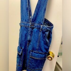 H&M ladies jean skirt w pockets and overalls size 6